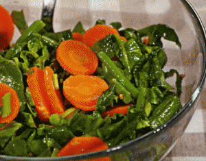Салат из шпината и моркови